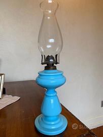 Pregevole lampada a petrolio in vetro opalino