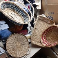 Piccolo blocco 12 ceste vimini.