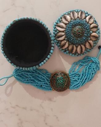 Scatola portagioie con bracciale di perline
