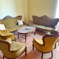 Salotto con divani e poltrone d’epoca