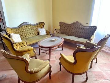 Salotto con divani e poltrone d’epoca