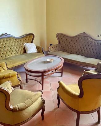 Salotto con divani e poltrone d’epoca