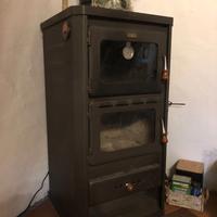 Stufa a legna con forno in acciaio e tubi inclusi