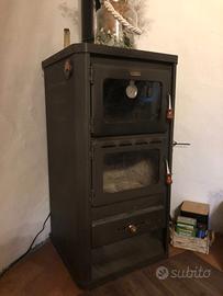 Stufa a legna con forno in acciaio e tubi inclusi