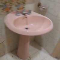 Lavandino rosa vintage con piede integro raro