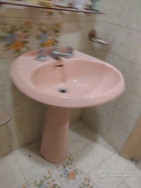 Lavandino rosa vintage con piede integro raro