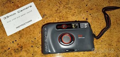 Macchina fotografica vintage a rullino