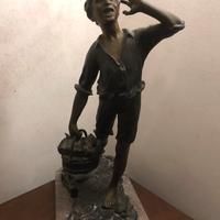 Statua in bronzo Lo strillone di Vincenzo Cinque