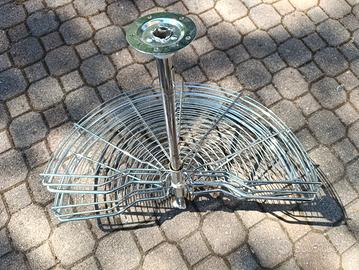 Girello a mezzaluna per il mobile della cucina 