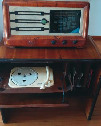 vecchia radio con giradischi