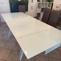 Tavolo in vetro allungabile