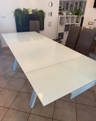 Tavolo in vetro allungabile