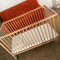 culla in legno  completa di materasso e cuscino 