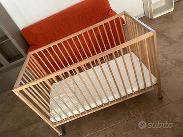 culla in legno  completa di materasso e cuscino 