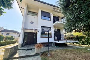 VILLA INDIPENDENTE CON TRE APPARTAMENTI, TAVERNA E