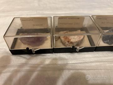 Lotto di minerali in teca