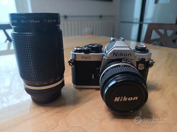 Macchina fotografica fm2 con due obiettivi