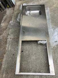 Piano d’appoggio inox con lavello integrato