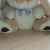 Coniglio grande di peluche