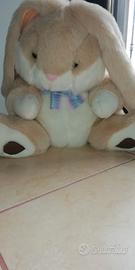 Coniglio grande di peluche