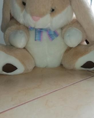 Coniglio grande di peluche