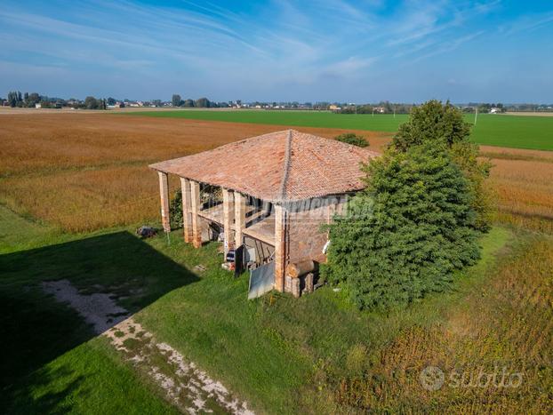 Rustico da ristrutturare in piena campagna