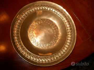 Centrotavola in ottone massiccio cesellato