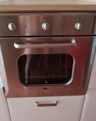 Cucina  con elettrodomestici 