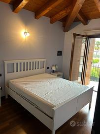 Letto matrimoniale ikea con materasso e comodini