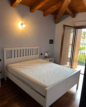 Letto matrimoniale ikea con materasso e comodini