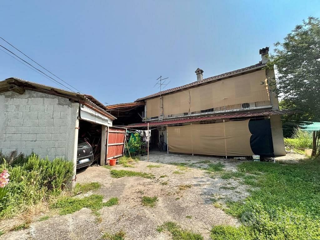Casa indipendente di 100 m² con 3 locali e box aut