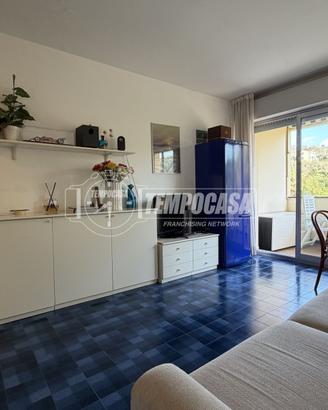 2 LOCALI CON TERRAZZINO