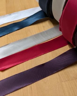 Rotoli di sbieco di raso