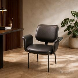 Poltroncina moderna nera in ecopelle