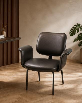 Poltroncina moderna nera in ecopelle