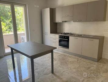 Cucina con tavolo
