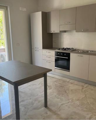 Cucina con tavolo