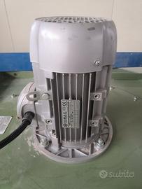 Motore elettrico con ventola aspirazione