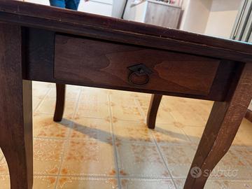 Tavolino in legno con cassettino
