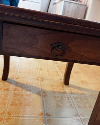 Tavolino in legno con cassettino