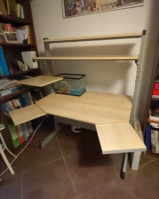 Scrivania ampia con ripiani e mensole