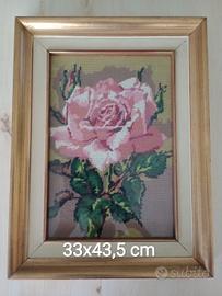 Quadro ricamato a mano  Rosa in cornice 33x43,5 cm