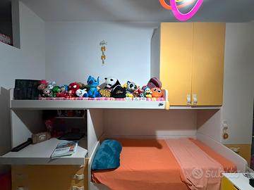 Armadio con letto a castello e scrivania