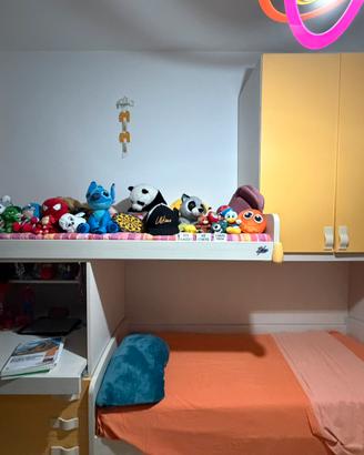Armadio con letto a castello e scrivania