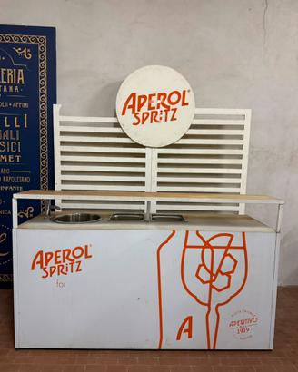 Bancone aperol con lavabo e contenitori