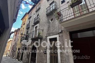 Casa indipendente di 250 m² con più di 5 locali a 