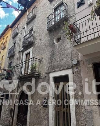 Casa indipendente di 250 m² con più di 5 locali a 