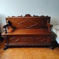 Cassapanca in legno intagliato