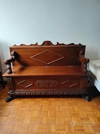 Cassapanca in legno intagliato