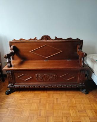 Cassapanca in legno intagliato